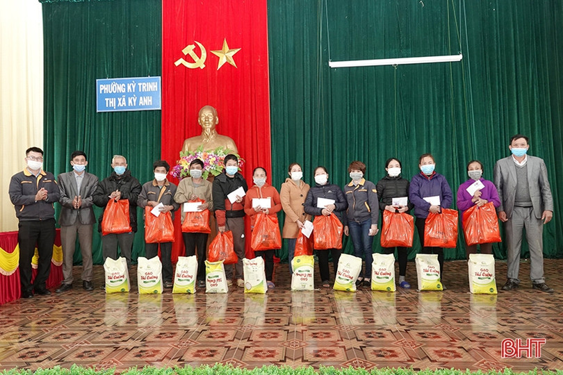 Formosa Hà Tĩnh trao 230 suất quà tết cho người nghèo TX Kỳ Anh