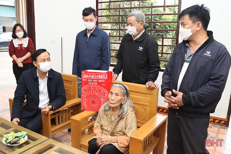 Trưởng ban Tuyên giáo Tỉnh ủy tặng quà tết gia đình có công ở Cẩm Xuyên