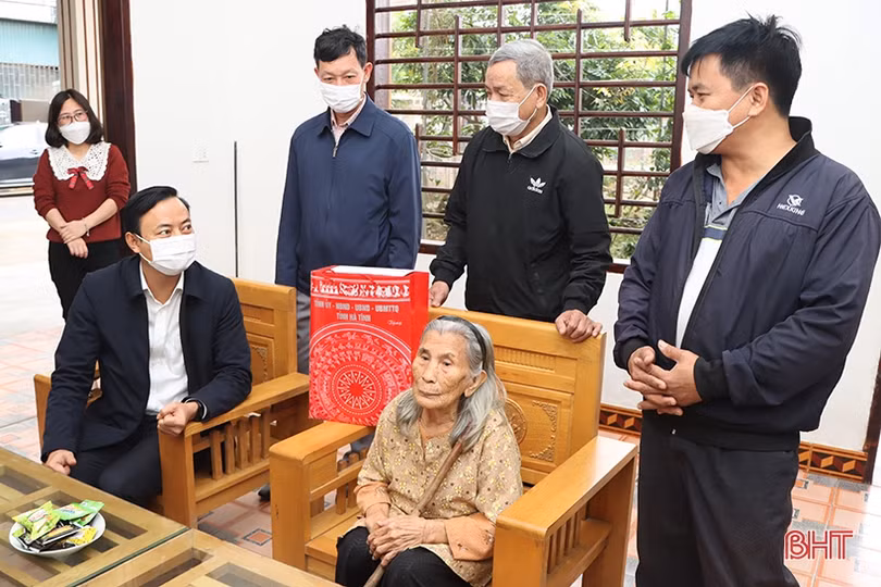 Trưởng ban Tuyên giáo Tỉnh ủy tặng quà tết gia đình có công ở Cẩm Xuyên