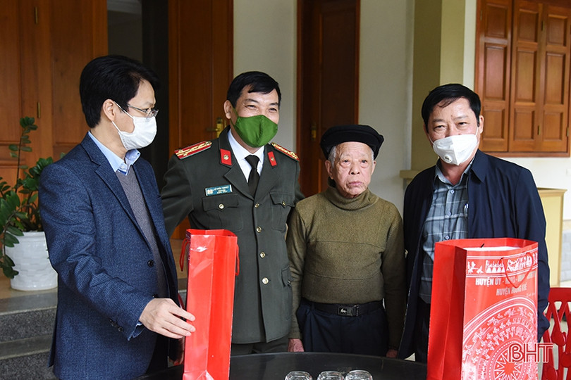 Giám đốc Công an Hà Tĩnh trao quà tết cho người có công, người cao tuổi