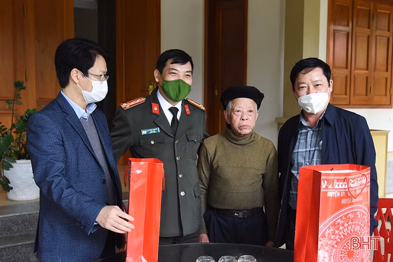 Giám đốc Công an Hà Tĩnh trao quà tết cho người có công, người cao tuổi