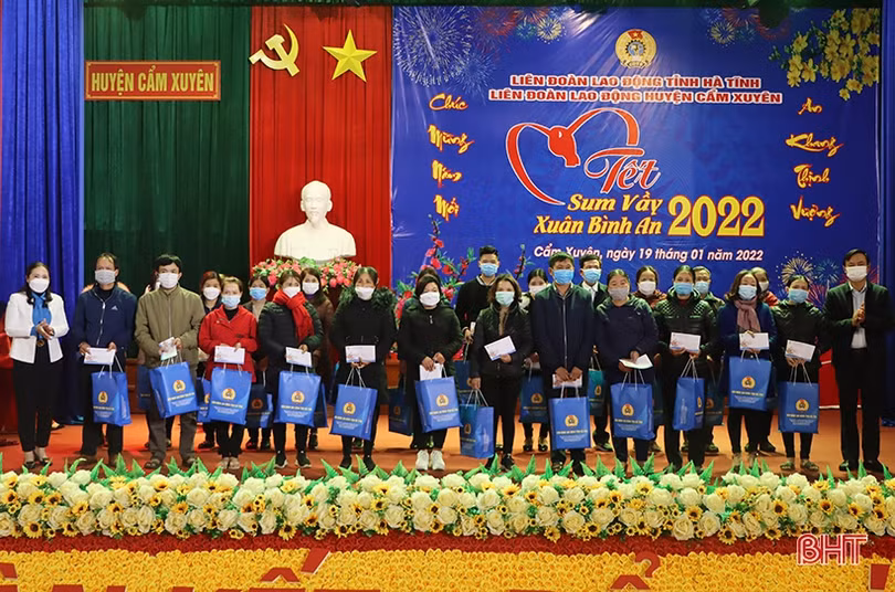 Lãnh đạo Hà Tĩnh vui “Tết Sum vầy - Xuân bình an” với người lao động