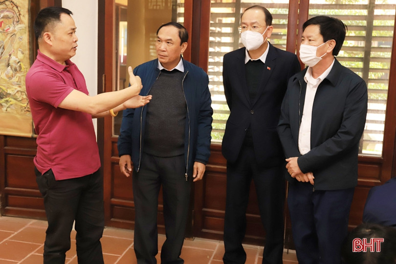 Trưởng ban Tổ chức Tỉnh ủy chúc tết hoạ sỹ Nguyễn Tuấn Sơn