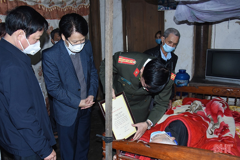 Giám đốc Công an Hà Tĩnh trao quà tết cho người có công, người cao tuổi