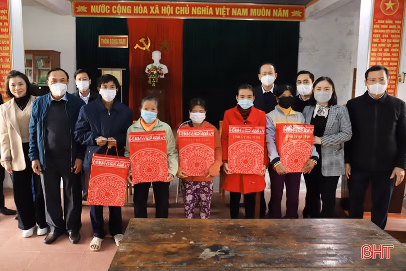 Các đồng chí lãnh đạo tỉnh Hà Tĩnh tặng quà cho gia đình chính sách, người cao tuổi