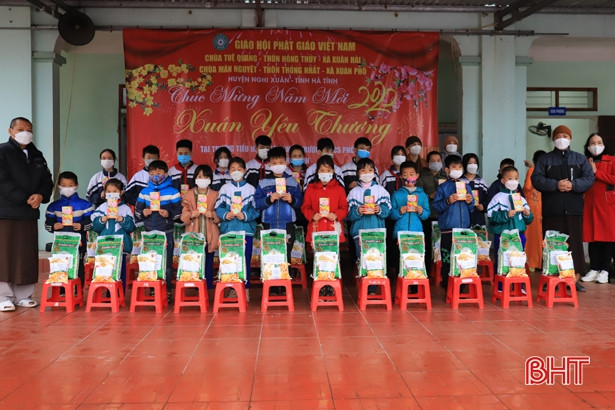 80 suất quà hỗ trợ học sinh nghèo ở Nghi Xuân