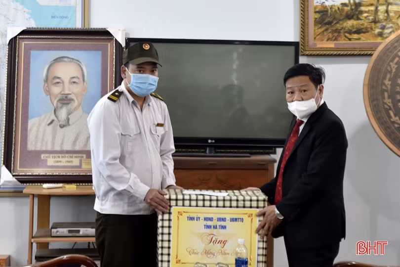 Đoàn cán bộ Hà Tĩnh dâng hương tại nghĩa trang liệt sỹ Trường Sơn, Đường 9