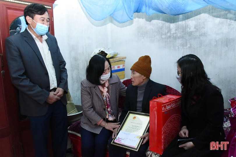 Lãnh đạo tỉnh chúc tết gia đình chính sách, người cao tuổi ở huyện Kỳ Anh