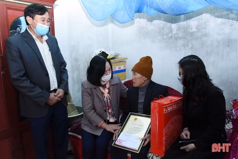 Lãnh đạo tỉnh chúc tết gia đình chính sách, người cao tuổi ở huyện Kỳ Anh