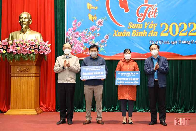 Lãnh đạo Hà Tĩnh vui “Tết Sum vầy - Xuân bình an” với người lao động