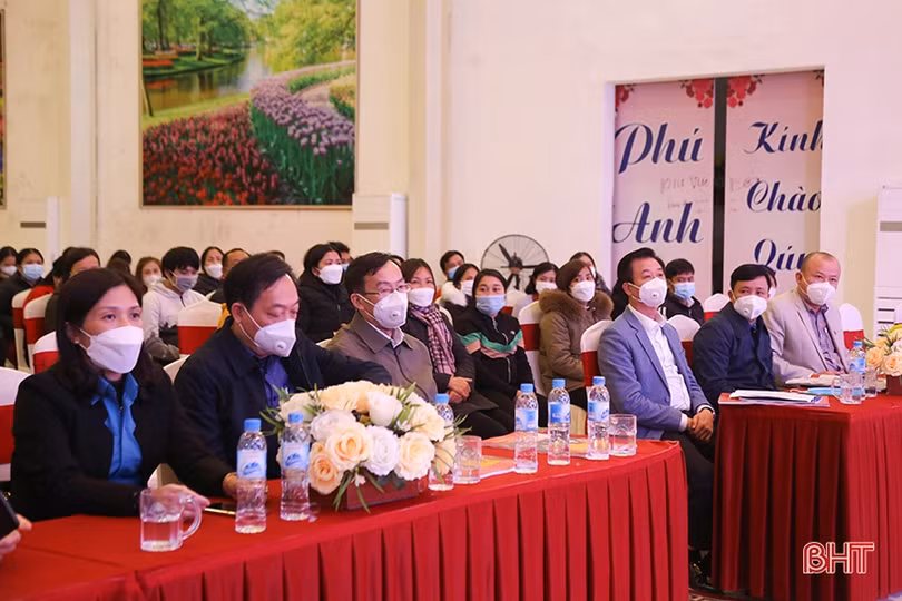 Trao 1.457 suất quà tết cho người nghèo Can Lộc