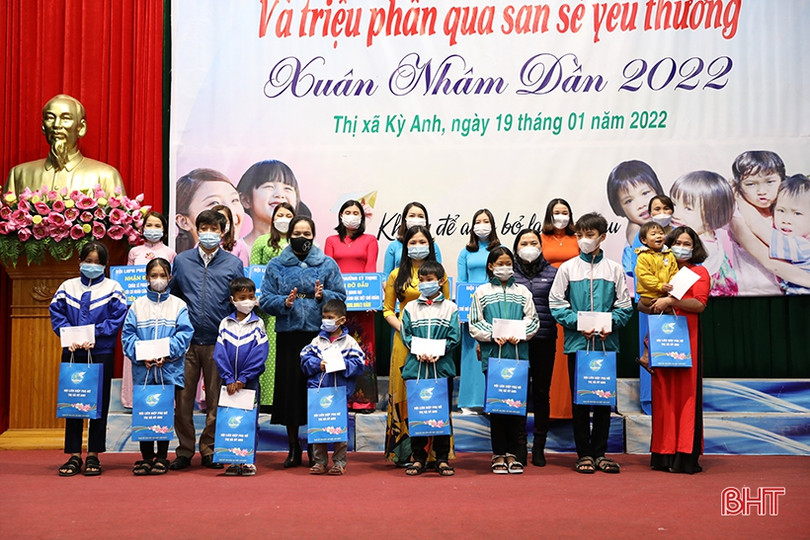 Trao quà cho phụ nữ có hoàn cảnh khó khăn, nhận đỡ đầu trẻ mồ côi ở TX Kỳ Anh