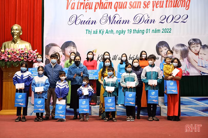 Trao quà cho phụ nữ có hoàn cảnh khó khăn, nhận đỡ đầu trẻ mồ côi ở TX Kỳ Anh