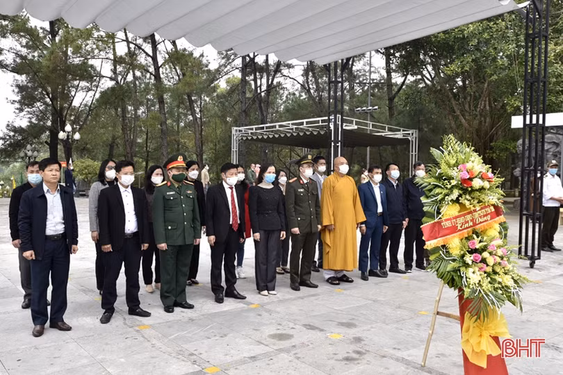 Đoàn cán bộ Hà Tĩnh dâng hương tại nghĩa trang liệt sỹ Trường Sơn, Đường 9