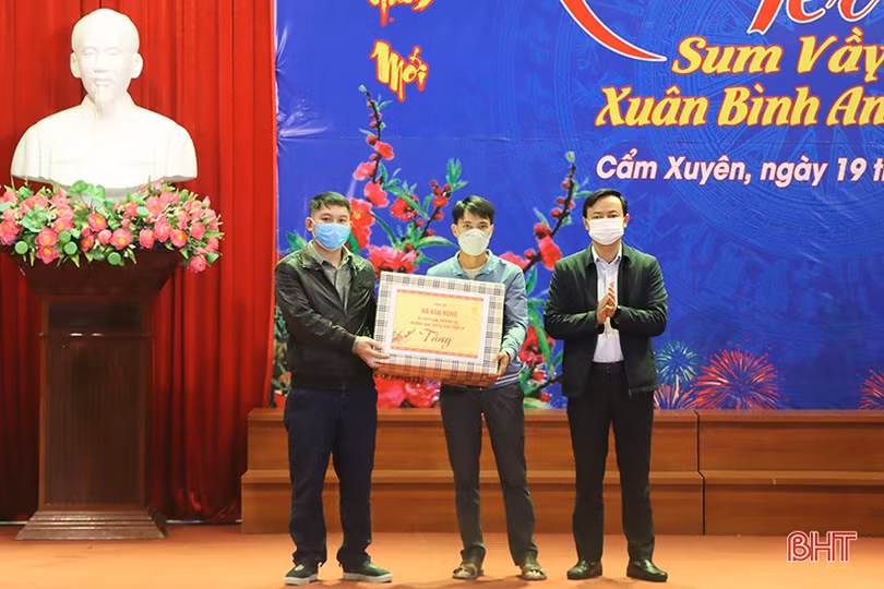 Lãnh đạo Hà Tĩnh vui “Tết Sum vầy - Xuân bình an” với người lao động
