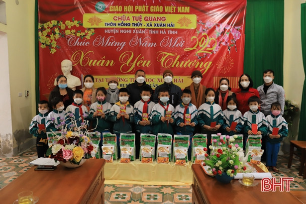 80 suất quà hỗ trợ học sinh nghèo ở Nghi Xuân