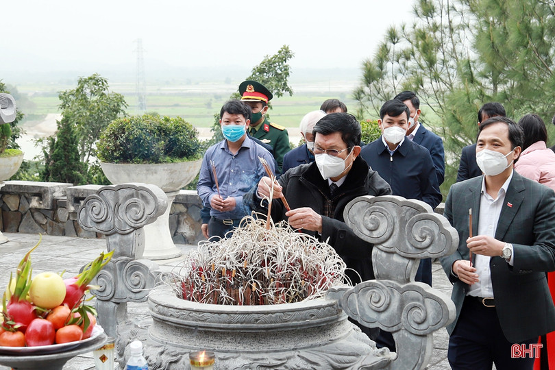 Lãnh đạo Hà Tĩnh dâng hương tưởng nhớ cố Tổng Bí thư Hà Huy Tập