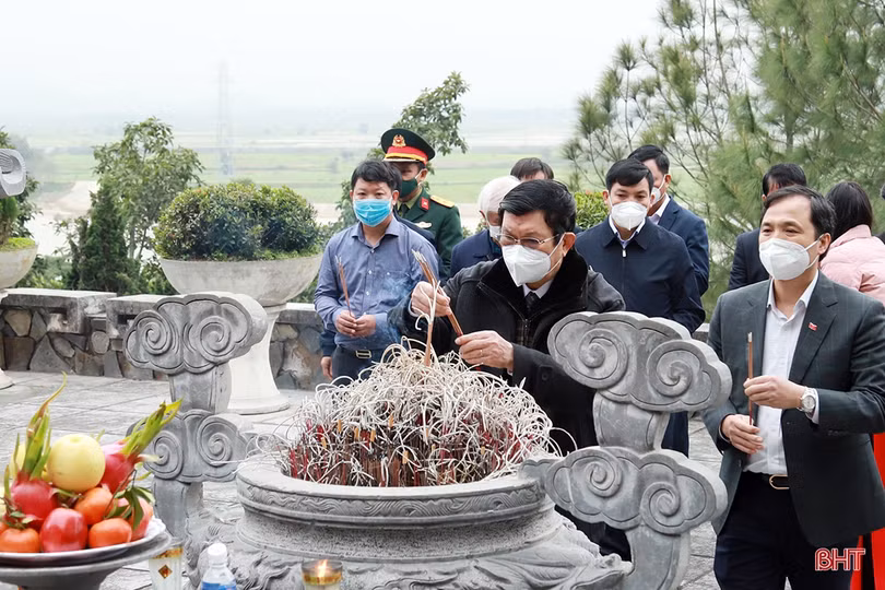 Lãnh đạo Hà Tĩnh dâng hương tưởng nhớ cố Tổng Bí thư Hà Huy Tập