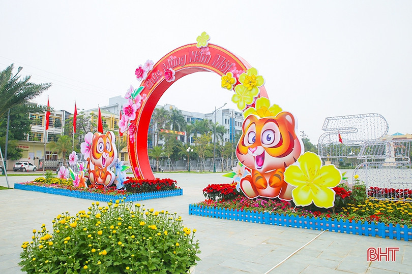 Phố phường Hà Tĩnh rực rỡ đón mừng xuân Nhâm Dần