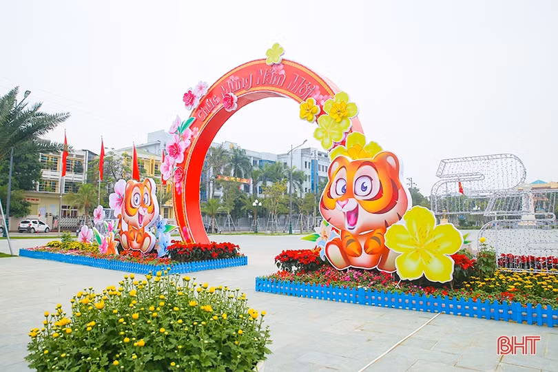 Phố phường Hà Tĩnh rực rỡ đón mừng xuân Nhâm Dần