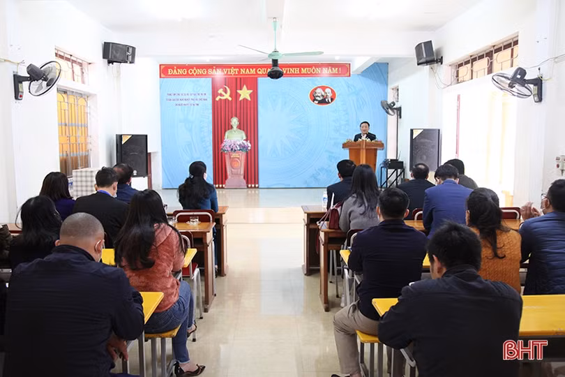 Lãnh đạo tỉnh tặng quà Làng Trẻ em mồ côi và Quỹ Bảo trợ trẻ em, người khuyết tật Hà Tĩnh