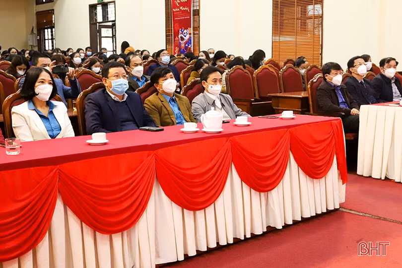 Phó Bí thư Thường trực Tỉnh ủy vui “Tết sum vầy - Xuân bình an” với người lao động ở TP Hà Tĩnh