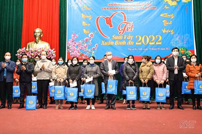Lãnh đạo Hà Tĩnh vui “Tết Sum vầy - Xuân bình an” với người lao động
