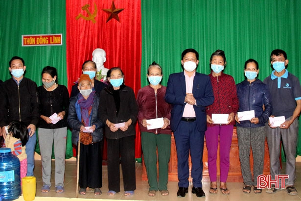 Trao 30 suất quà cho gia đình chính sách, hộ nghèo khó huyện Can Lộc