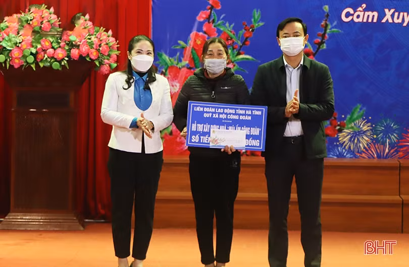 Lãnh đạo Hà Tĩnh vui “Tết Sum vầy - Xuân bình an” với người lao động