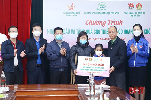 Nhận đỡ đầu và trao quà tết cho các em học sinh có hoàn cảnh khó khăn