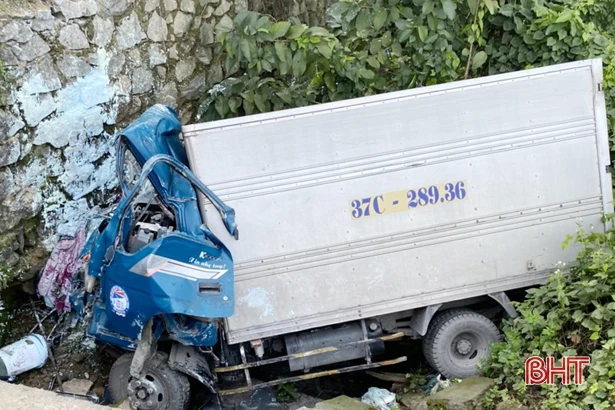 Hà Tĩnh: Cứu lái xe mắc kẹt trong ca bin khi rơi xuống mương sâu
