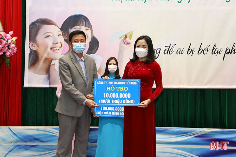 Trao quà cho phụ nữ có hoàn cảnh khó khăn, nhận đỡ đầu trẻ mồ côi ở TX Kỳ Anh