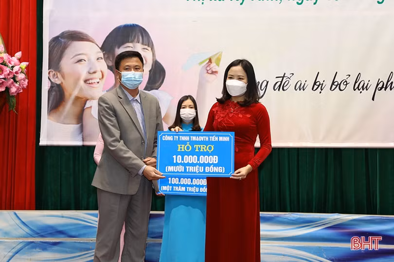 Trao quà cho phụ nữ có hoàn cảnh khó khăn, nhận đỡ đầu trẻ mồ côi ở TX Kỳ Anh