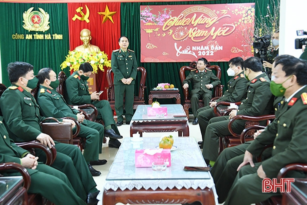 Lãnh đạo Quân khu 4 chúc Tết các cơ quan, đơn vị tại Hà Tĩnh