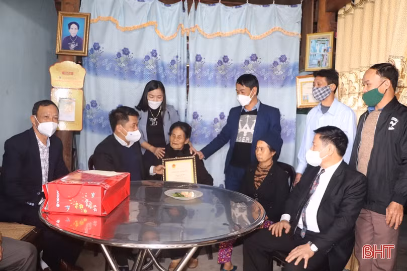 Các đồng chí lãnh đạo tỉnh Hà Tĩnh tặng quà cho gia đình chính sách, người cao tuổi