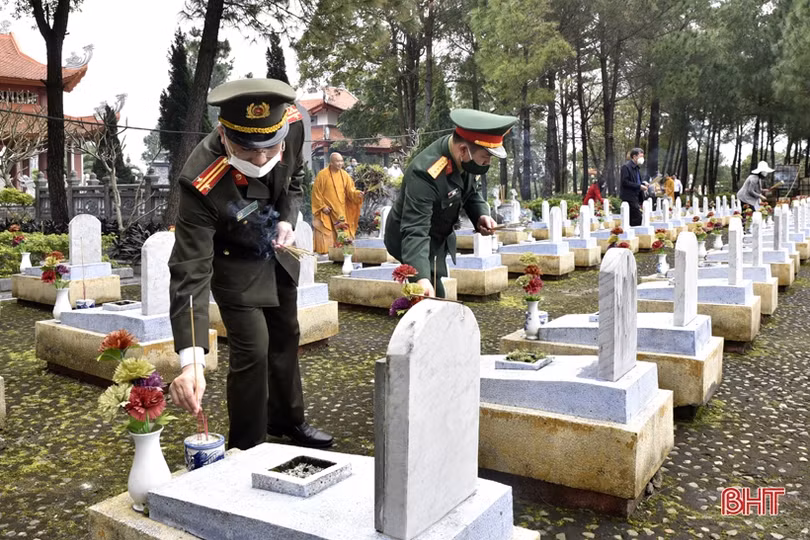 Đoàn cán bộ Hà Tĩnh dâng hương tại nghĩa trang liệt sỹ Trường Sơn, Đường 9