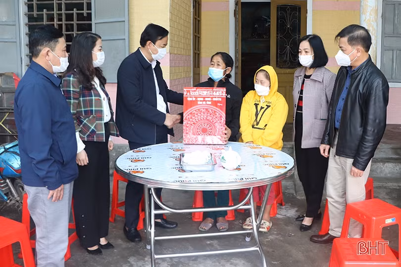 Trưởng ban Tuyên giáo Tỉnh ủy tặng quà tết gia đình có công ở Cẩm Xuyên