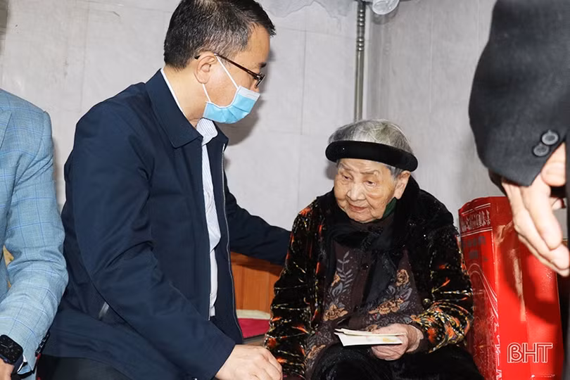 Các đồng chí lãnh đạo tỉnh Hà Tĩnh tặng quà cho gia đình chính sách, người cao tuổi