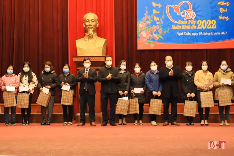 Ấm áp chương trình “Tết sum vầy - Xuân bình an”