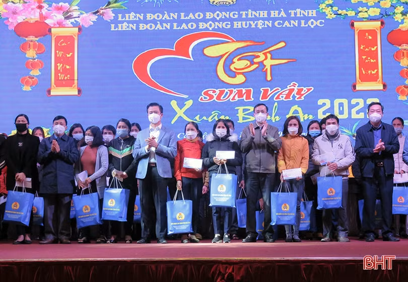 Trao 1.457 suất quà tết cho người nghèo Can Lộc