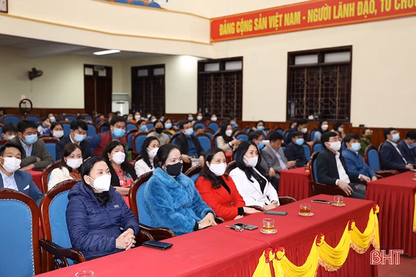 Trao quà cho phụ nữ có hoàn cảnh khó khăn, nhận đỡ đầu trẻ mồ côi ở TX Kỳ Anh