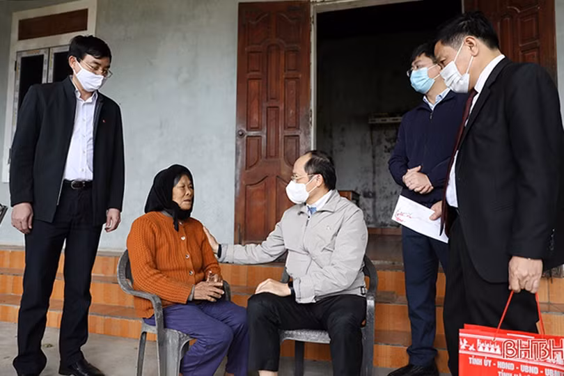 Lãnh đạo Hà Tĩnh chúc tết gia đình chính sách, người cao tuổi