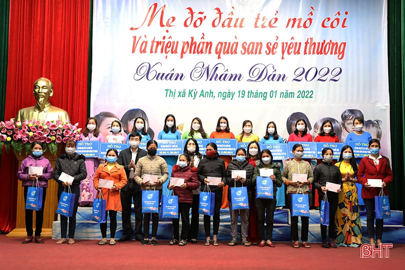 Trao quà cho phụ nữ có hoàn cảnh khó khăn, nhận đỡ đầu trẻ mồ côi ở TX Kỳ Anh