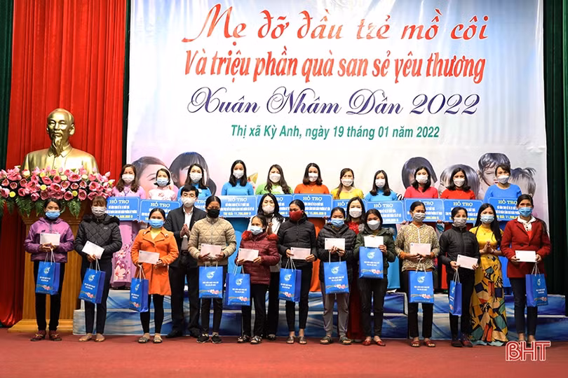 Trao quà cho phụ nữ có hoàn cảnh khó khăn, nhận đỡ đầu trẻ mồ côi ở TX Kỳ Anh