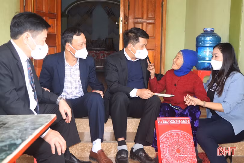 Các đồng chí lãnh đạo tỉnh Hà Tĩnh tặng quà cho gia đình chính sách, người cao tuổi