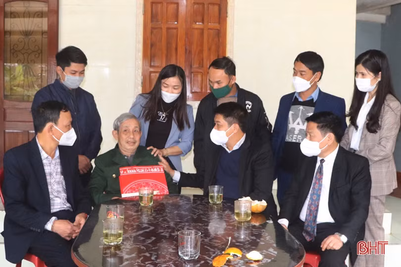 Các đồng chí lãnh đạo tỉnh Hà Tĩnh tặng quà cho gia đình chính sách, người cao tuổi