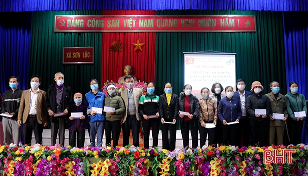 Báo Hà Tĩnh trao quà cho các hoàn cảnh khó khăn ở Can Lộc