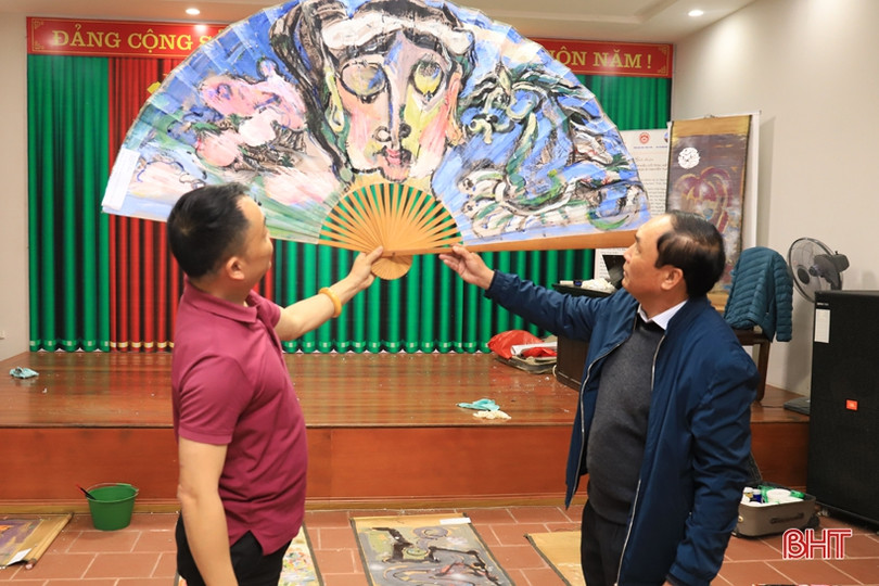 Trưởng ban Tổ chức Tỉnh ủy chúc tết hoạ sỹ Nguyễn Tuấn Sơn
