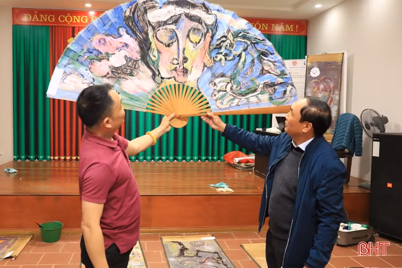 Trưởng ban Tổ chức Tỉnh ủy chúc tết hoạ sỹ Nguyễn Tuấn Sơn