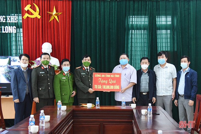 Giám đốc Công an Hà Tĩnh trao quà tết cho người có công, người cao tuổi